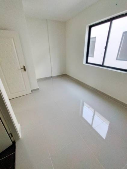 4 Bedrooms Řadový dům Na prodej for $93,000