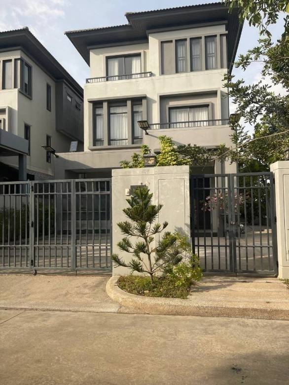 $549,900 Villa