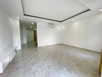 225 sqm Living Size Řadový dům K pronájmu in Chroy Changvar