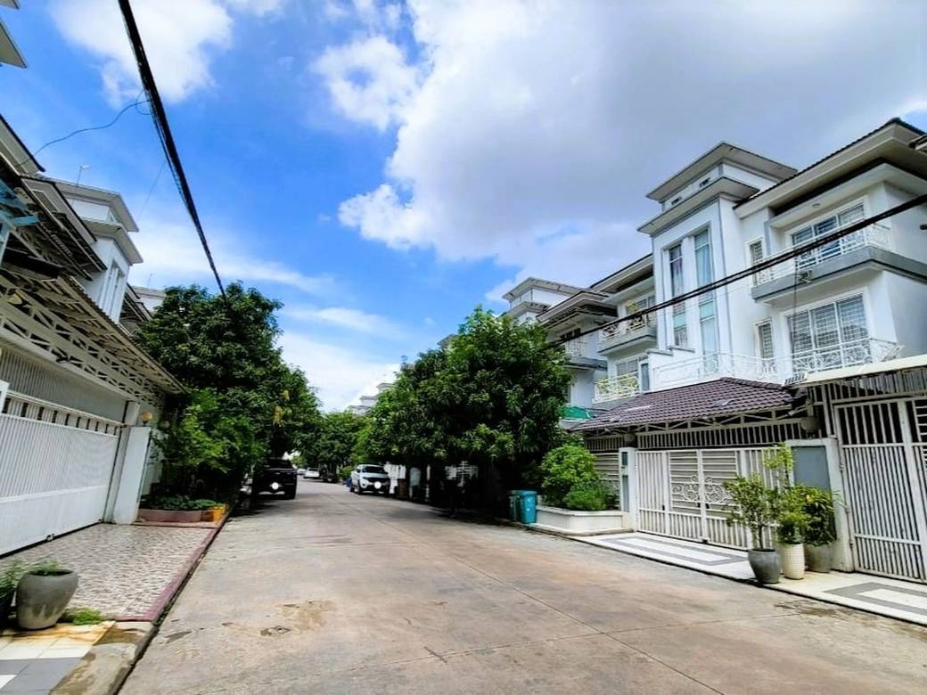 🏦Twin Villa Available for Urgent Sale at a Special Price (Negotiable).
