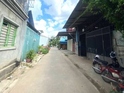 ឃ្លាំង សំរាប់លក់ នៅChbar Ampov តម្លៃ $37,000