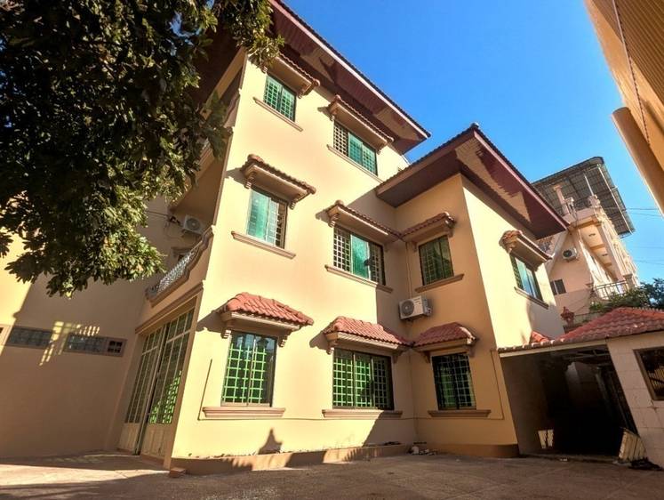 1,073 sqm Land Size Vila K pronájmu