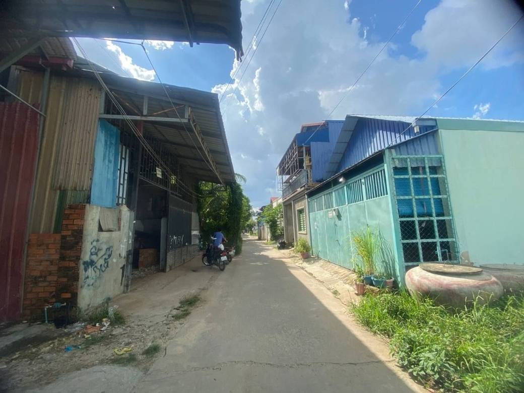 ឃ្លាំង សំរាប់លក់ នៅ ព្រែកថ្មី, ច្បារអំពៅ, ភ្នំពេញ