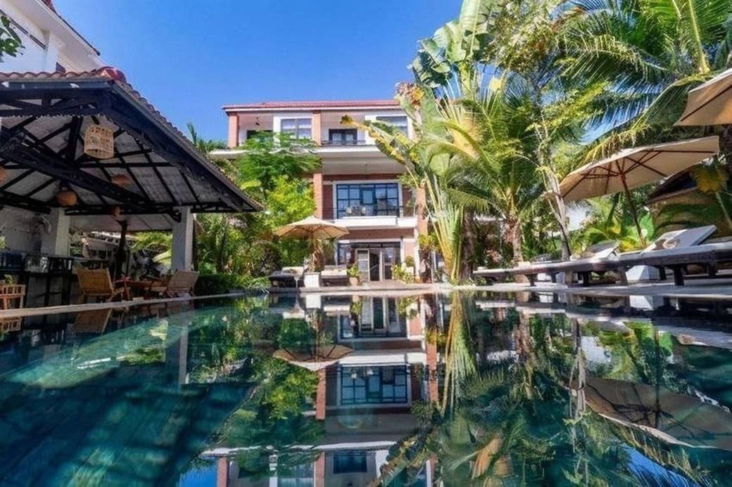 $2,800 Hotel