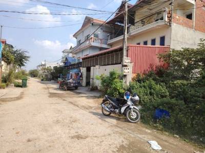 100平方米土地面积的排屋出售