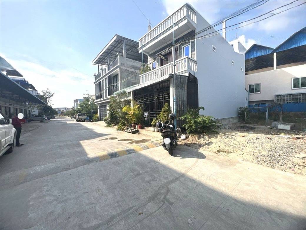 132.5 sqm Living Size House and lot Na prodej in Ta Khmau