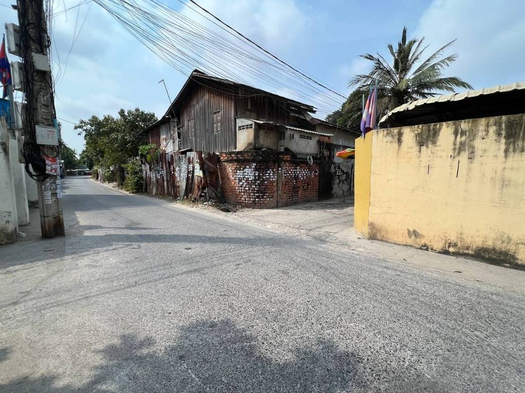 300 sqm Living Size Flat House For Sale in Por Sen Chey