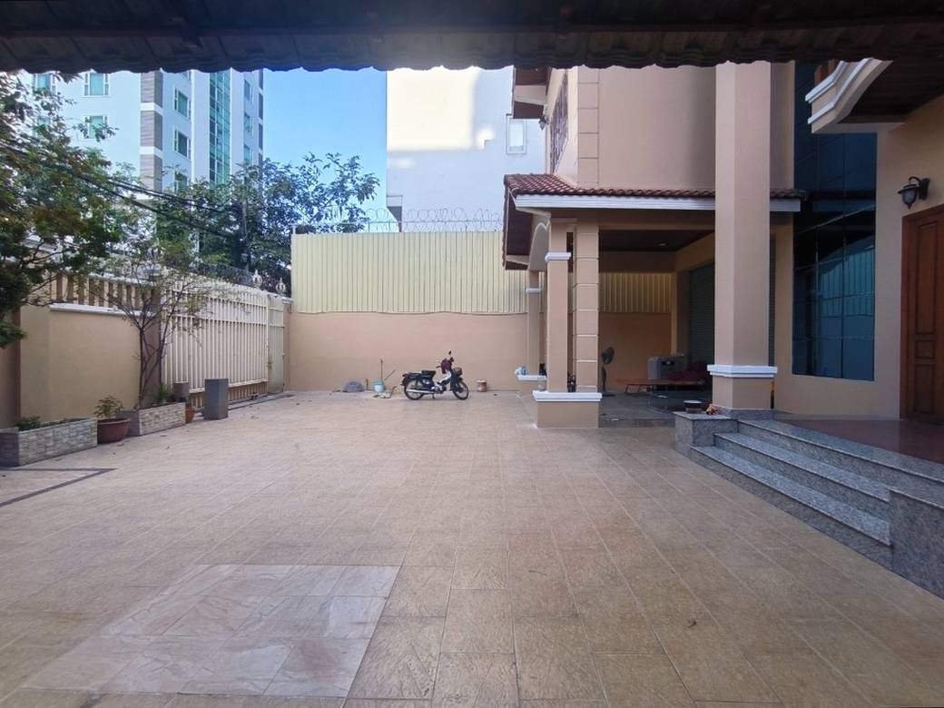800 sqm Living Size Villa For Rent in Boeng Keng Kang