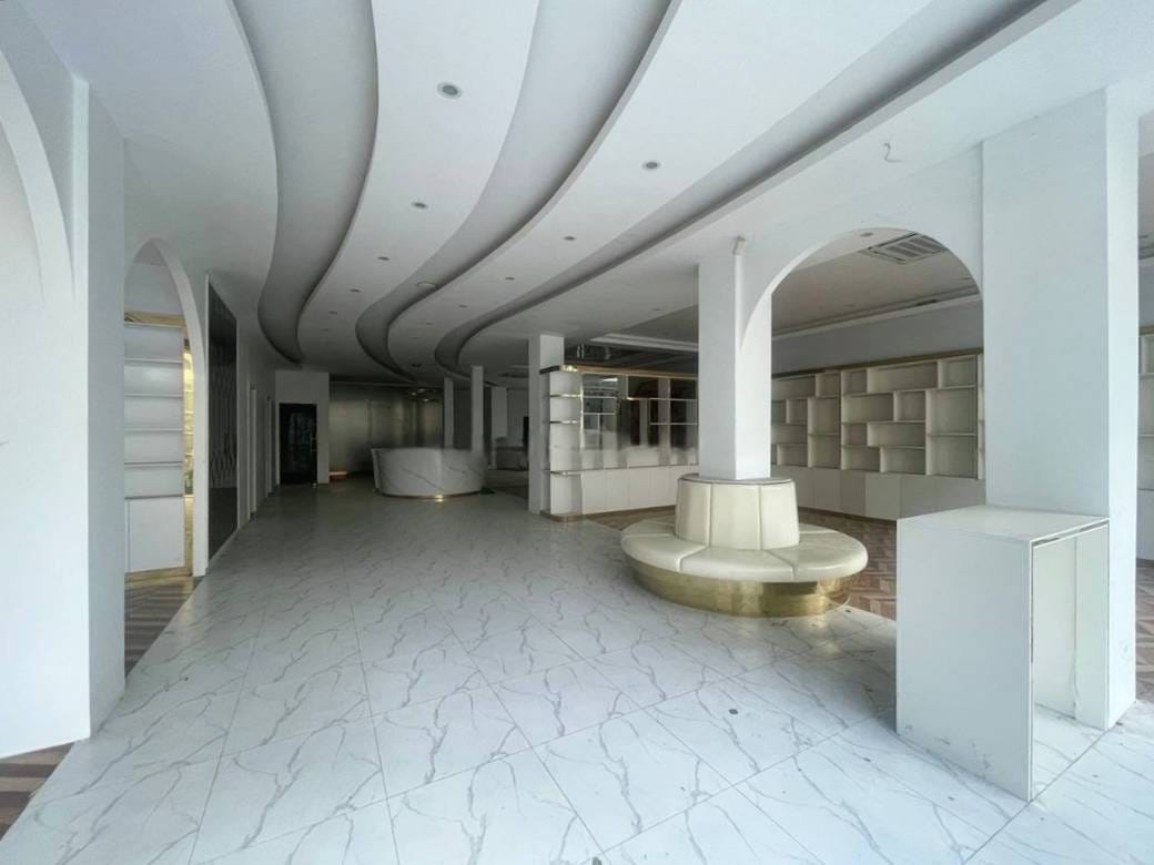 957.8 sqm Living Size Shophouse For Rent in Boeng Keng Kang