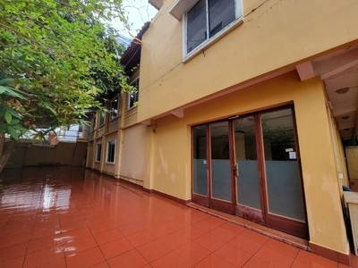 16 Bedrooms Building For Rent