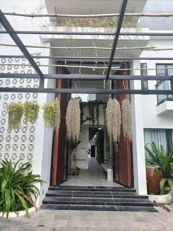 $1,600 Hotel