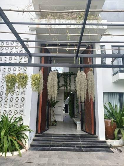 $1,600 Hotel
