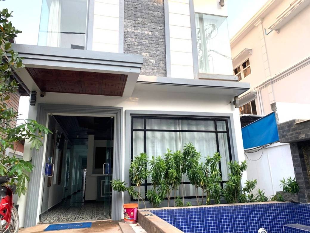 $1,800 Hotel