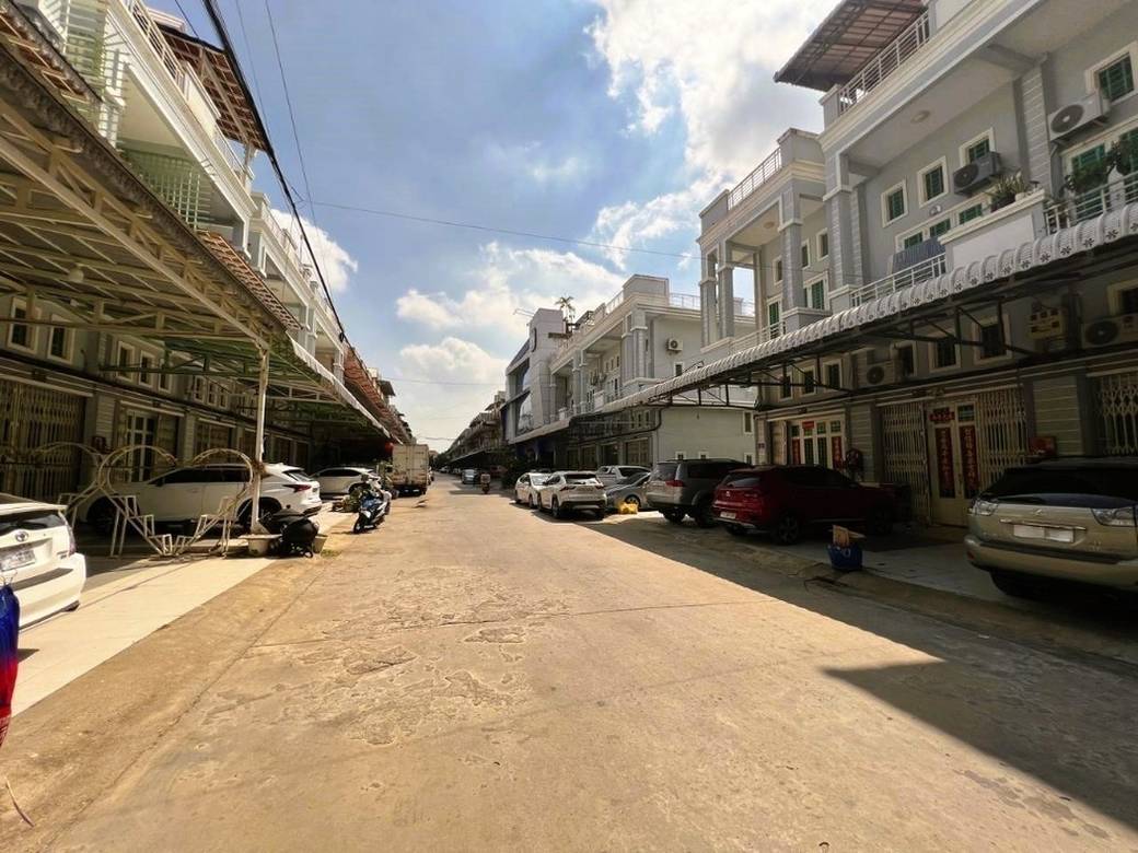 แฟลตเฮ้าส์ สำหรับขาย ใน จรังจ็อมเรฮ 2, รุสเซ็ยแกว, พนมเปญ