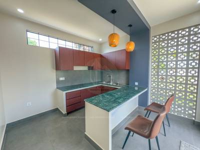 주차 공간 5면이 있는 별장 For Sale & Rent