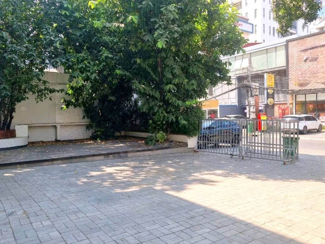 320 sqm Living Size Shophouse For Rent in Boeng Keng Kang