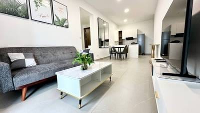 Urban Village Phase 2 | $1,200 Кондоминиум