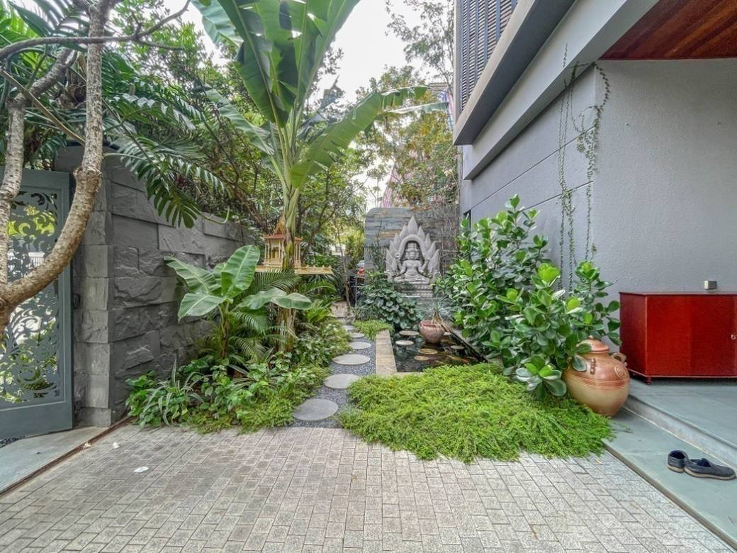 Villa For Sale & Rent de 450 m² de terrain