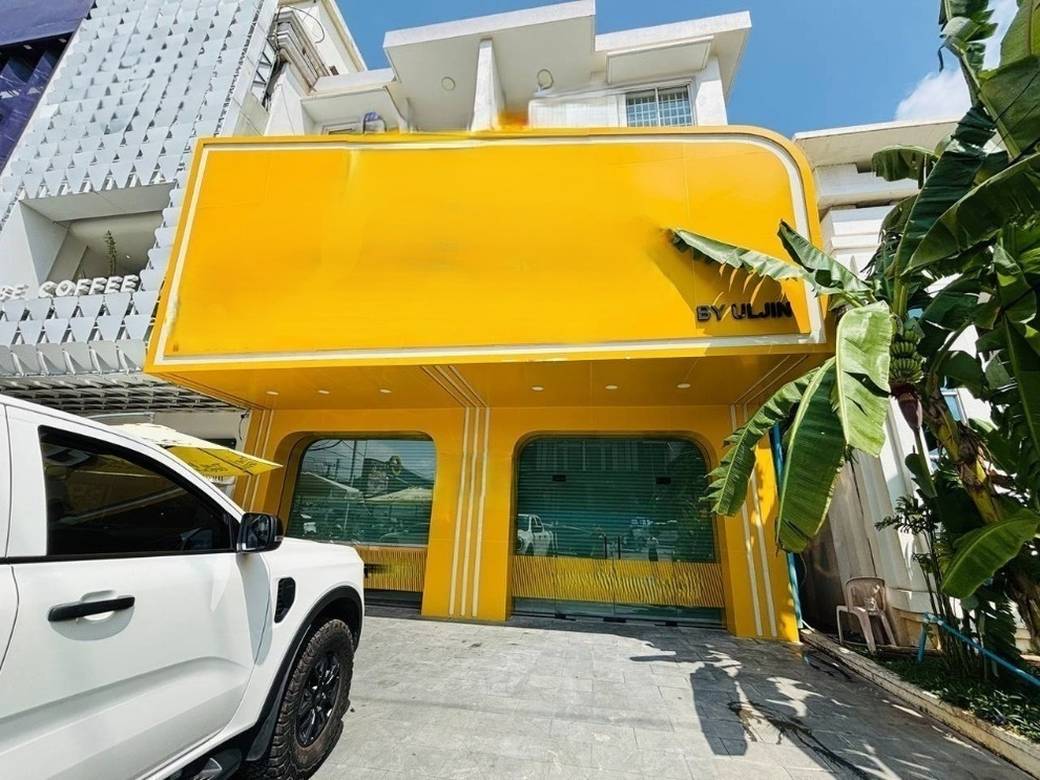 $3,200 Maison-boutique