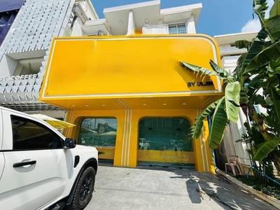 $3,200 Maison-boutique