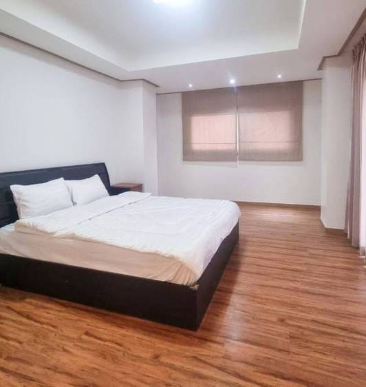 4 Bedrooms Condo For Sale & Rent