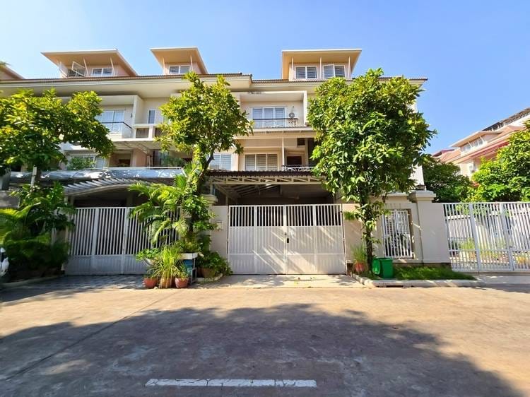 Link House For Sale in Nirouth, Chbar Ampov, Phnom Penh