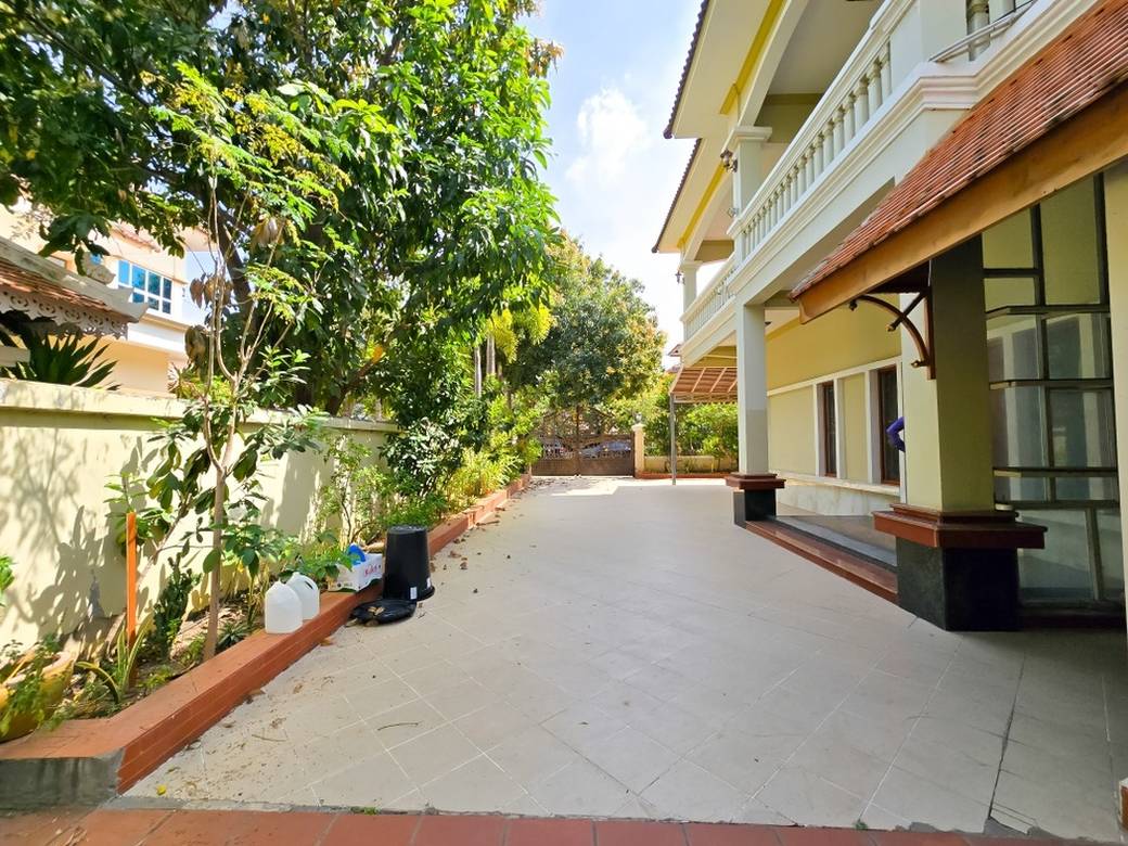 $750,000 Vila