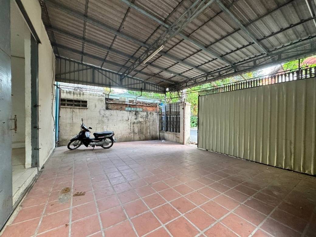 $2,500 Warehouse