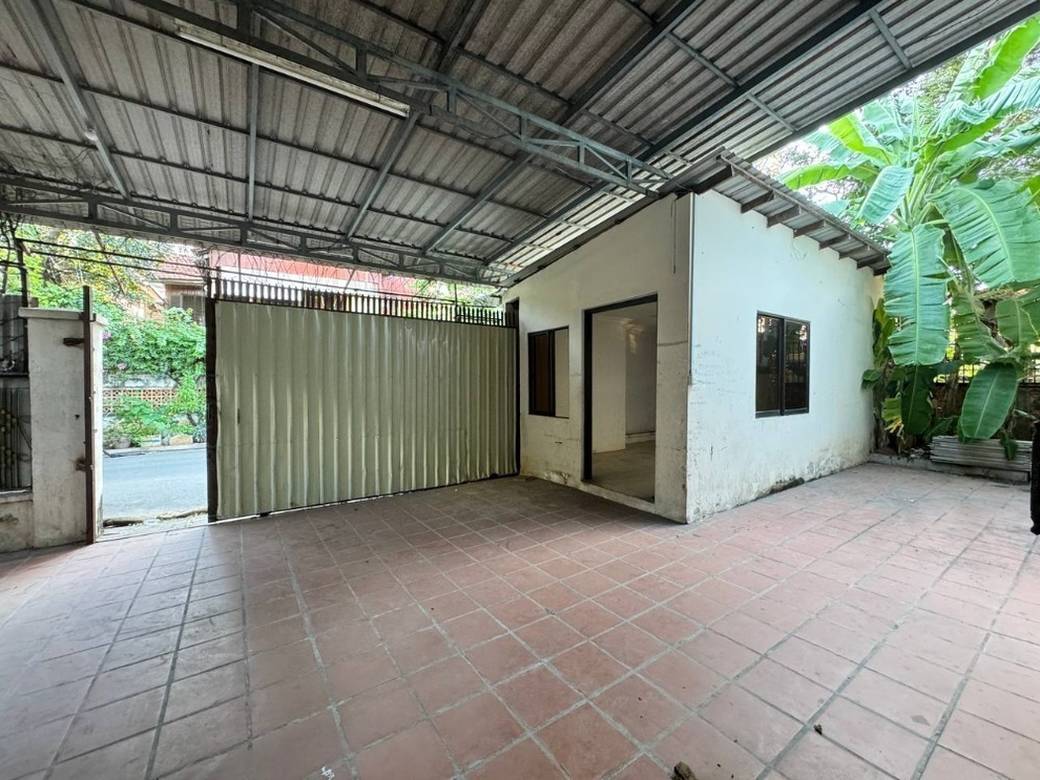 600 sqm Land Size Warehouse For Rent