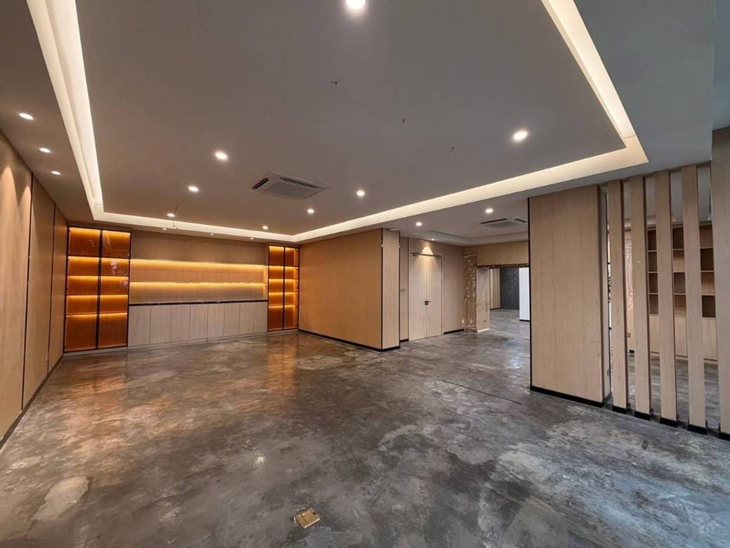 Chamkarmon办公物业出租，位于Tonle BassacChamkarmon，价格$8,000