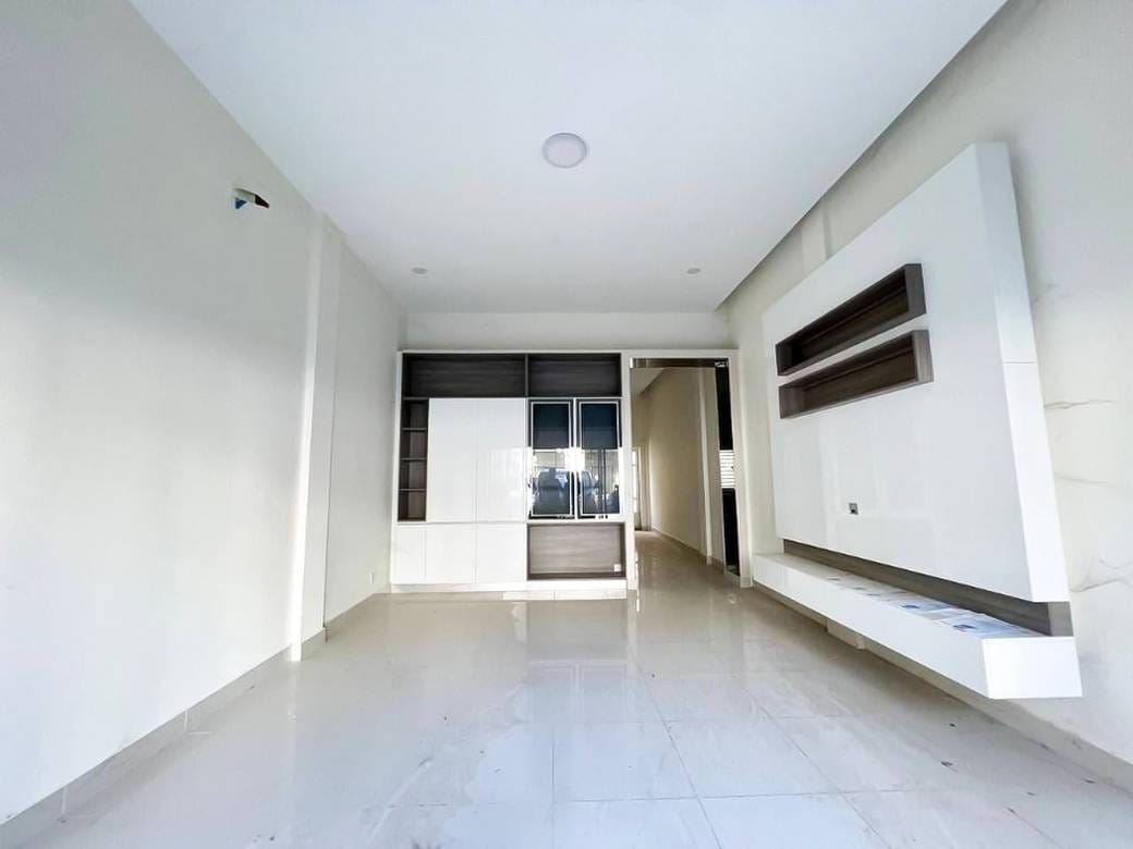 $1,200 Shophouse
