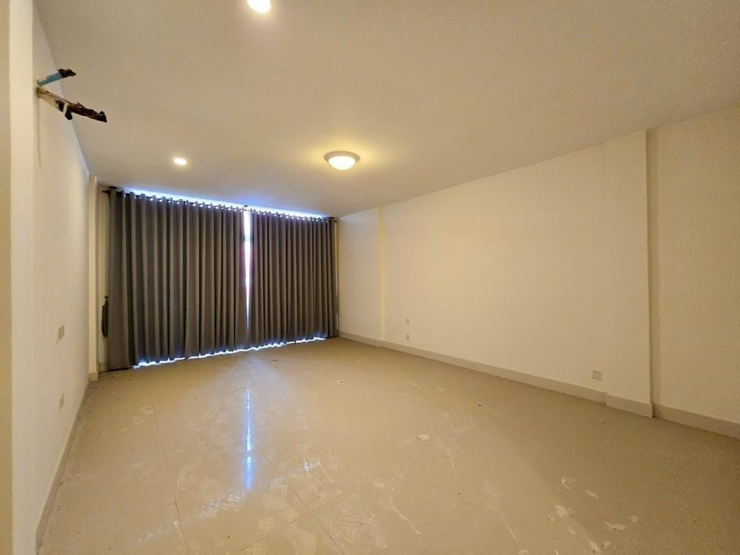 居住面積189㎡の店舗付住宅賃貸物件（Chbar Ampov）
