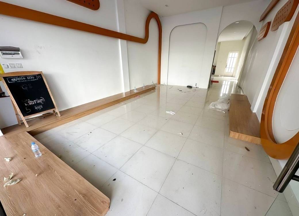 $1,200 の店舗付住宅