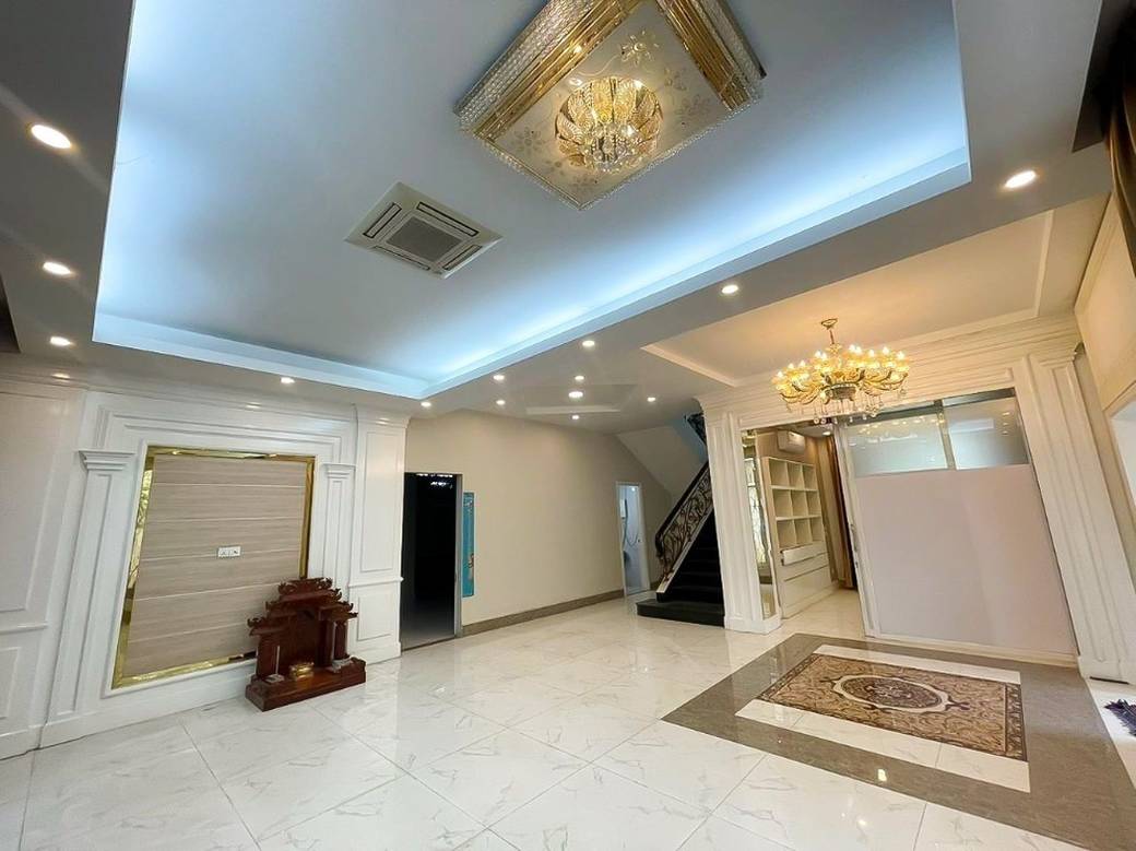 352 sqm Land Size Vila K pronájmu