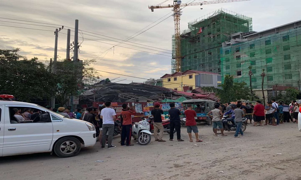 រួបភាពប្រជាជនឈរមើលអគារដែលបានបាក់រលំនៅខេត្តព្រះសីហនុ