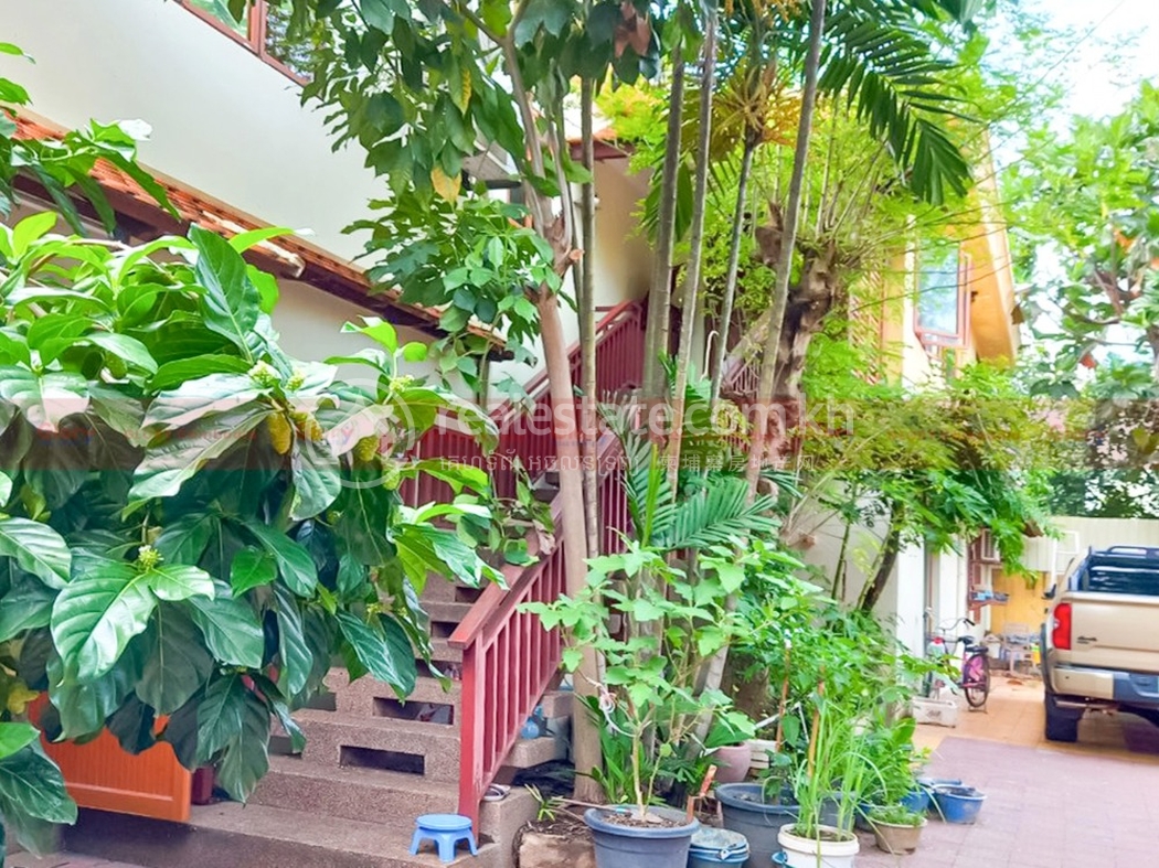 Townhouse-With-Green-Plants-For-Lease-In-Beung-Tumpong-Quiet-Area-img2.jpg