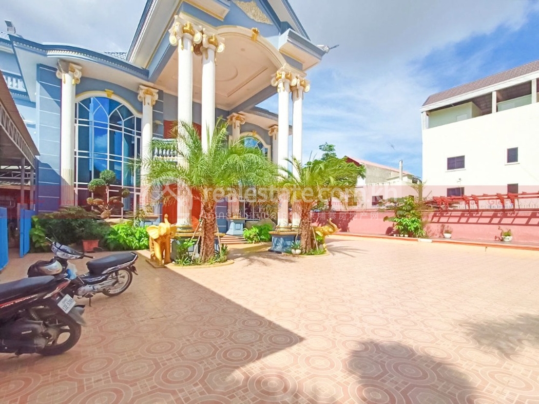Villa-With-A-Big-Free-Land-Space-For-Rent-Near-Phnom-Penh-Airport-Img2.jpg