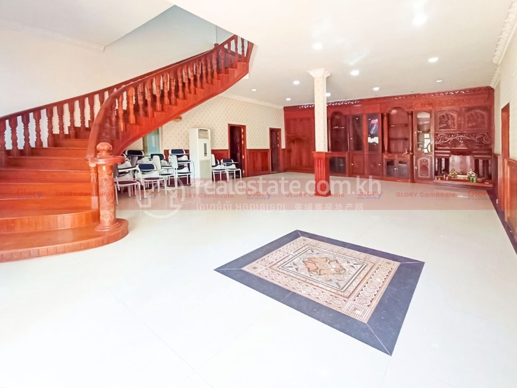 Villa-With-A-Big-Free-Land-Space-For-Rent-Near-Phnom-Penh-Airport-Img4.jpg