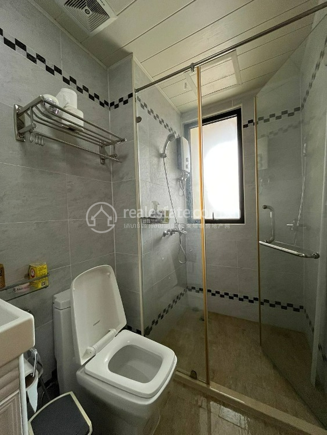 4- Bathroom 1.jpg