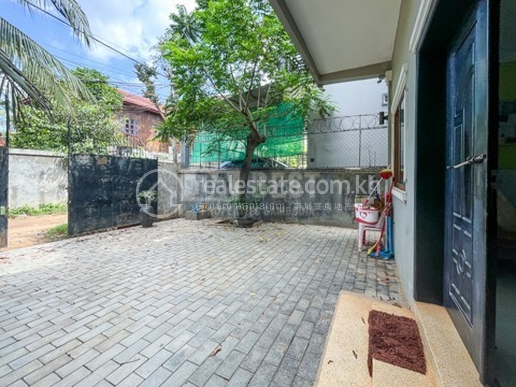 Private House 3 Bedrooms For Rent In Siem Reap โ Parking.jpg