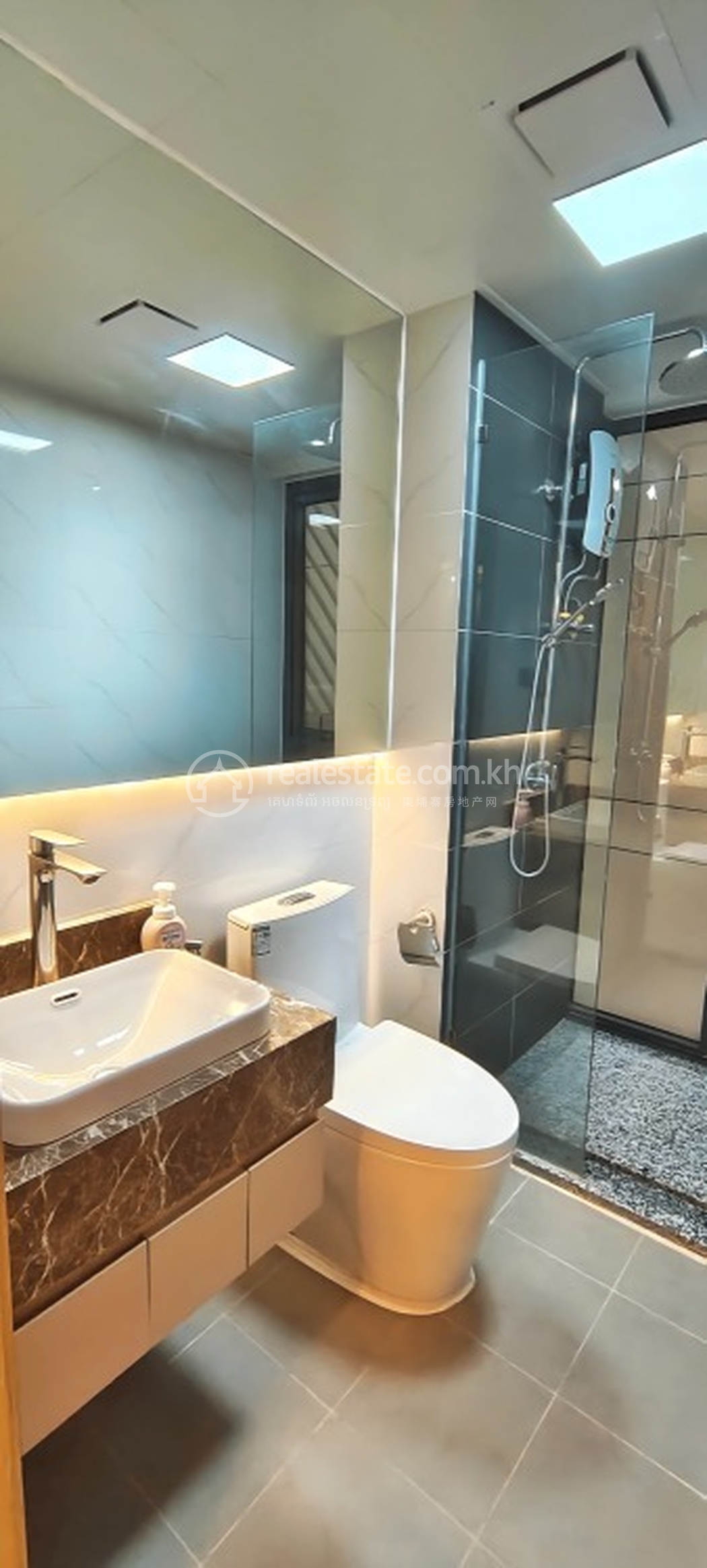 1st Bedroom Bathroom.png