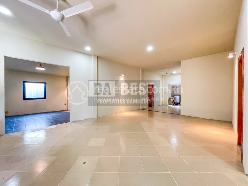 Private Villa 4 Bedrooms For Sale In Siem Reap - Living area.jpg