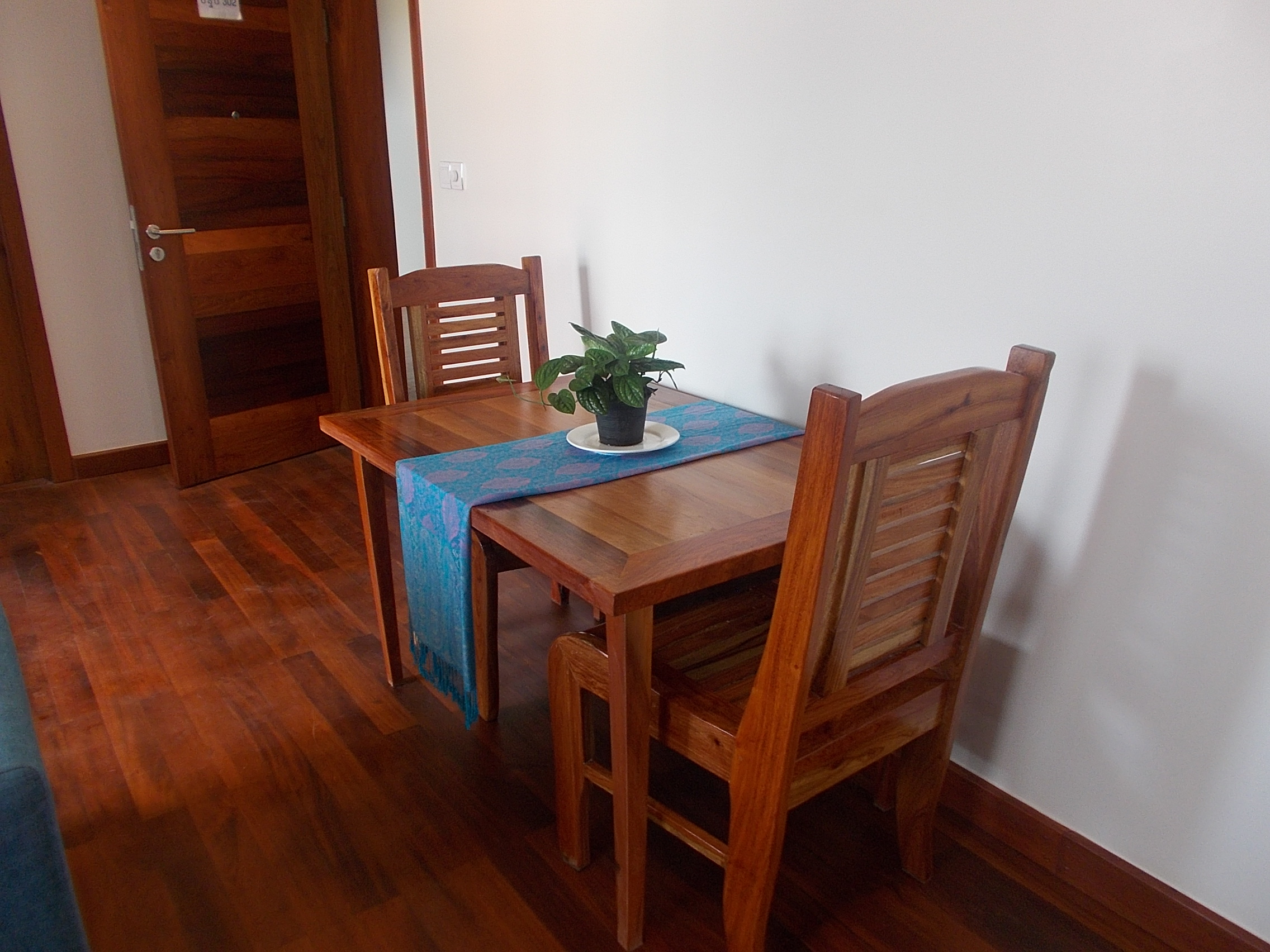 apartment-rent-siem-reap-dining-table
