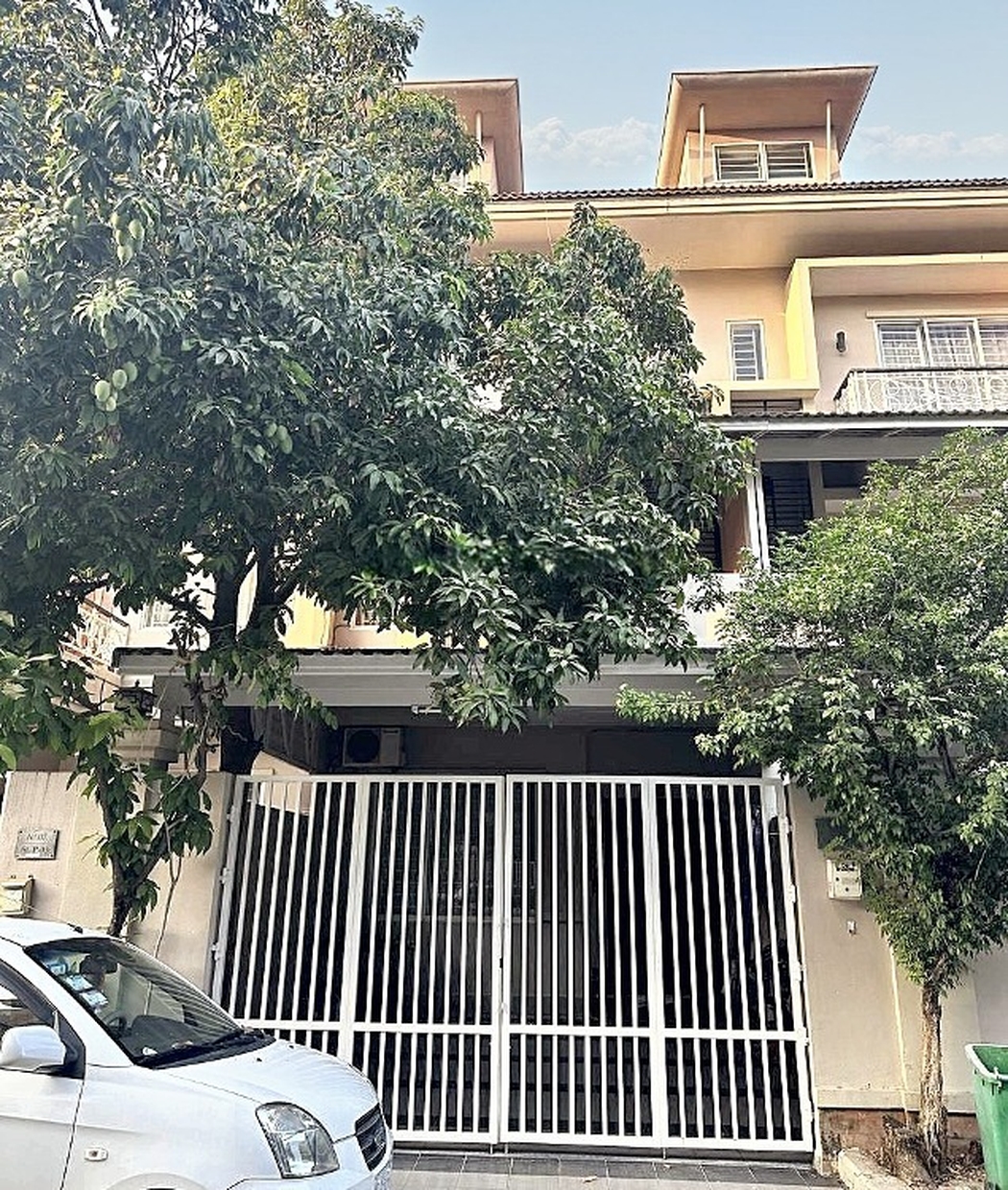 residential Unit for sale v Nirouth ID 240344