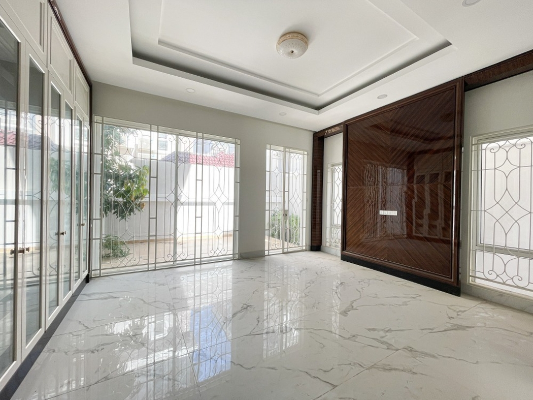 residential Villa for sale v Chak Angrae Kraom ID 243923 5